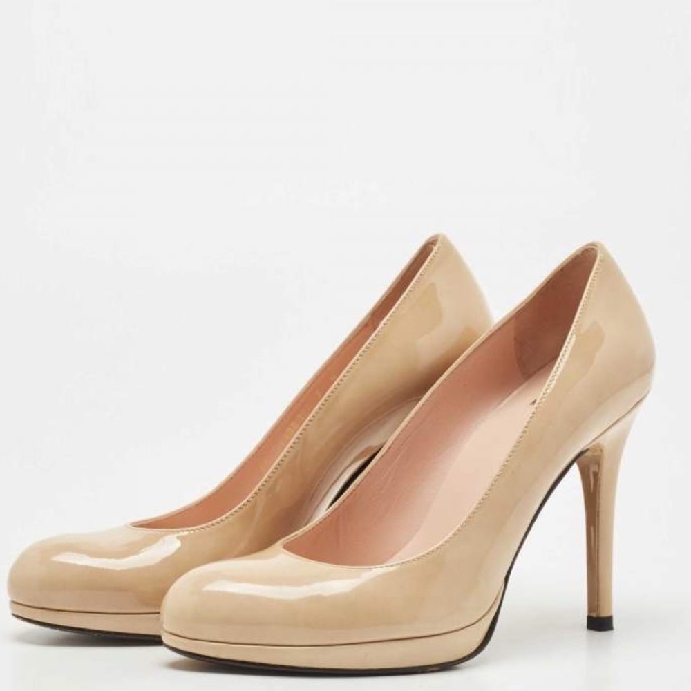 Stuart Weitzman EUC Beige Patent Leather Round Toe Pumps Size 9 Narrow